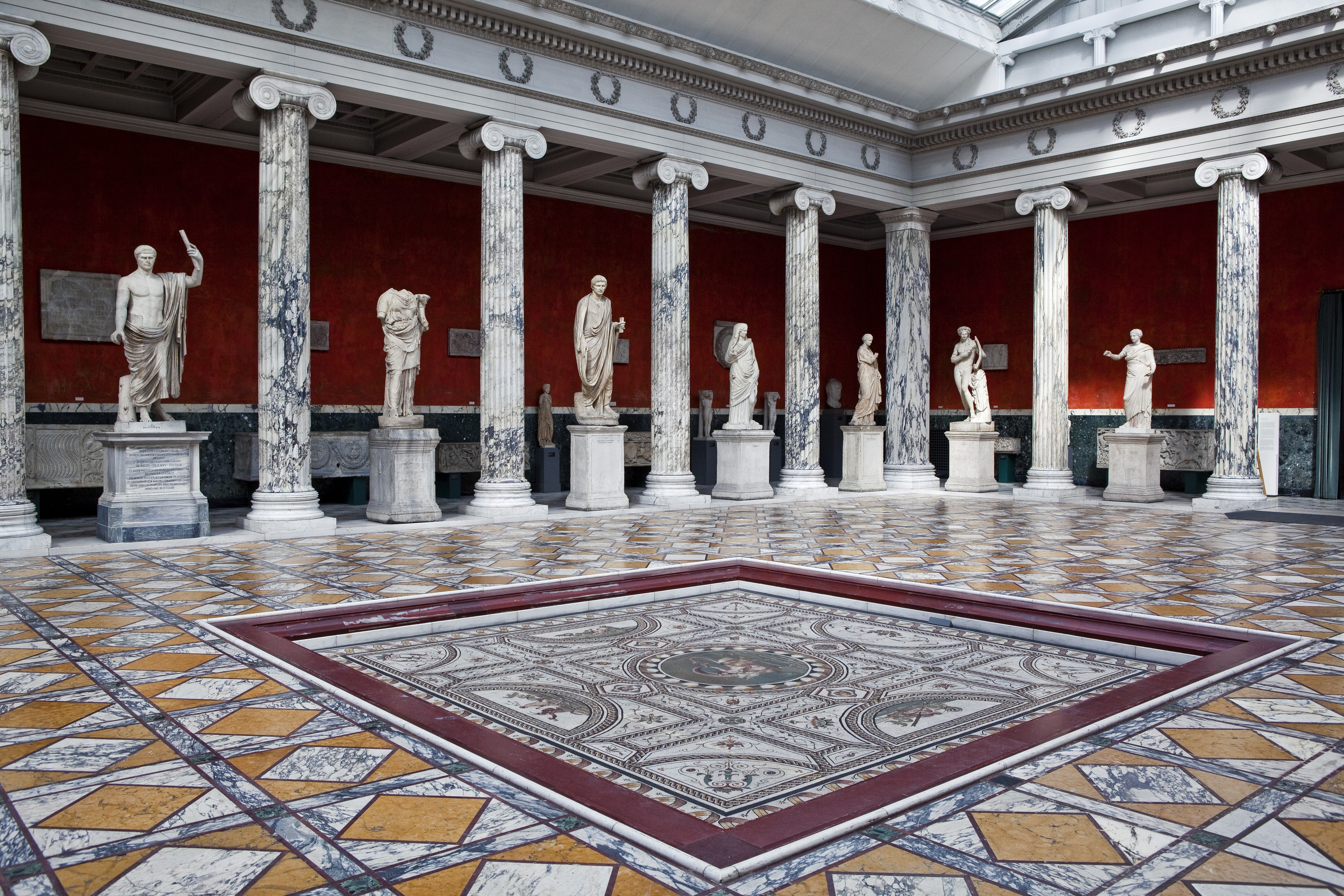 Mosaïque antique dans le hall central